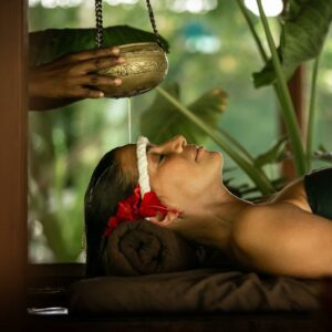 Entspannende Ayurveda-Behandlung im "Ayurveda Paradise Maho": Therapeut verwendet traditionelle Techniken während der saisonalen Behandlung.